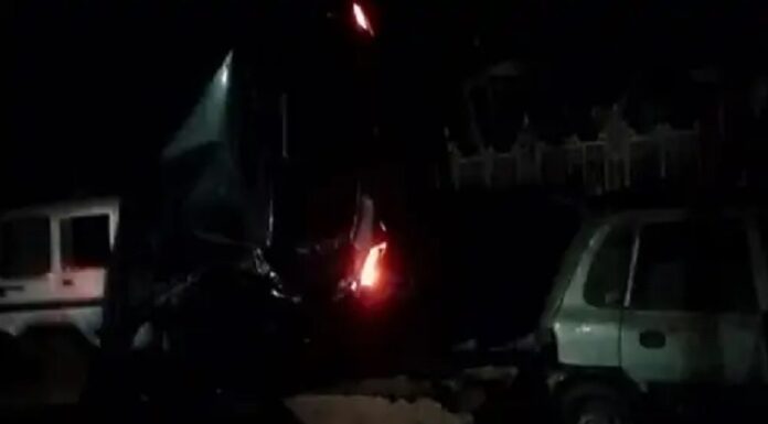 ਥਾਣੇ ਬਾਹਰ ਖੜ੍ਹੀਆਂ ਗੱਡੀਆਂ ‘ਤੇ ਸ਼ਰਾਬੀਆਂ ਨੇ ਚੜ੍ਹਾਈ ਕਾਰ, ਹੋਇਆ ਜ਼ੋਰਦਾਰ ਧਮਾਕਾ, ਲੱਗੀ ਅੱਗ