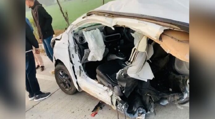 ਬਰਨਾਲਾ : ਢਾਬੇ ਤੋਂ ਖਾਣਾ ਖਾ ਕੇ ਜਾ ਰਹੇ ਨੌਜਵਾਨਾਂ ਨਾਲ ਭਿਆਨਕ ਹਾਦਸਾ, ਅਣਪਛਾਤੇ ਵਾਹਨ ਦੀ ਟੱਕਰ ਨਾਲ ਉੱਡੇ ਕਾਰ ਦੇ ਪਰਖੱਚੇ, 2 ਦੀ ਮੌਕੇ ‘ਤੇ ਮੌਤ