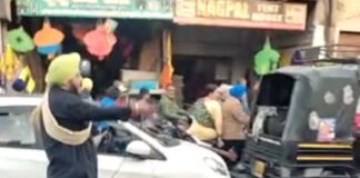 ਅੰਮ੍ਰਿਤਸਰ : ਆਪਣੀ ਗੱਡੀ ਕੱਢਣ ਦੀ ਕਾਹਲੀ ‘ਚ ਕੱਢੀ ਪਿਸਤੌਲ, ਕਹਿੰਦਾ ਆਪਣੀਆਂ ਗੱਡੀਆਂ ਸਾਈਡ ‘ਤੇ ਕਰ ਲਓ ਨਹੀਂ ਤਾਂ ਗੋਲ਼ੀ ਮਾਰ ਦਊਂ, ਵੀਡੀਓ ਵਾਇਰਲ