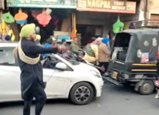 ਅੰਮ੍ਰਿਤਸਰ : ਆਪਣੀ ਗੱਡੀ ਕੱਢਣ ਦੀ ਕਾਹਲੀ ‘ਚ ਕੱਢੀ ਪਿਸਤੌਲ, ਕਹਿੰਦਾ ਆਪਣੀਆਂ ਗੱਡੀਆਂ ਸਾਈਡ ‘ਤੇ ਕਰ ਲਓ ਨਹੀਂ ਤਾਂ ਗੋਲ਼ੀ ਮਾਰ ਦਊਂ, ਵੀਡੀਓ ਵਾਇਰਲ