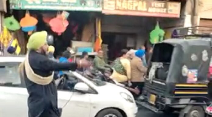 ਅੰਮ੍ਰਿਤਸਰ : ਆਪਣੀ ਗੱਡੀ ਕੱਢਣ ਦੀ ਕਾਹਲੀ ‘ਚ ਕੱਢੀ ਪਿਸਤੌਲ, ਕਹਿੰਦਾ ਆਪਣੀਆਂ ਗੱਡੀਆਂ ਸਾਈਡ ‘ਤੇ ਕਰ ਲਓ ਨਹੀਂ ਤਾਂ ਗੋਲ਼ੀ ਮਾਰ ਦਊਂ, ਵੀਡੀਓ ਵਾਇਰਲ