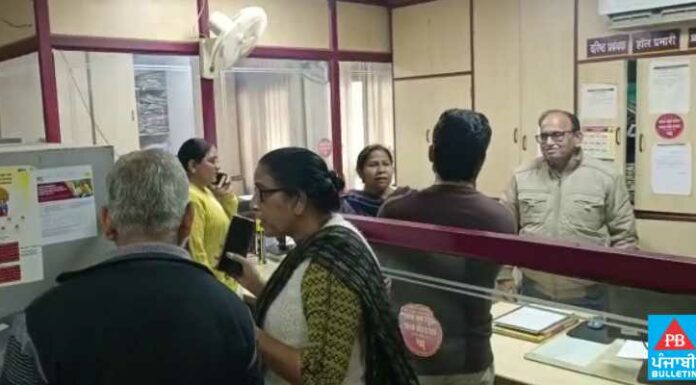 ਬੇਕ੍ਰਿੰਗ : ਅੰਮ੍ਰਿਤਸਰ ‘ਚ ਦਿਨ-ਦਿਹਾੜੇ PNB ਬੈਂਕ ‘ਚ ਲੁੱਟ, ਪਿਸਤੌਲ ਦੀ ਨੋਕ ‘ਤੇ ਕੁਝ ਮਿੰਟਾਂ ‘ਚ ਲੁਟੇਰਿਆਂ ਨੇ ਲੁੱਟ 20 ਲੱਖ