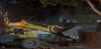 ਜਲੰਧਰ ‘ਚ ਦਰਗਾਹ ਦੀ ਕੰਧ ਢਾਹੁਣ ਨੂੰ ਲੈ ਕੇ ਹੰਗਾਮਾ, ਮੁਸਲਿਮ ਭਾਈਚਾਰੇ ਨੇ ਦਿੱਤਾ ਨਿਗਮ ਕਮਿਸ਼ਨਰ ਦੇ ਘਰ ਅੱਗੇ ਧਰਨਾ