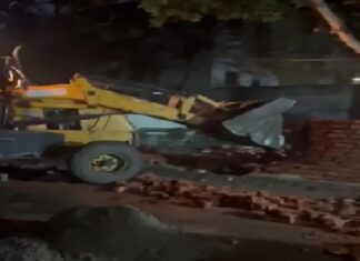 ਜਲੰਧਰ ‘ਚ ਦਰਗਾਹ ਦੀ ਕੰਧ ਢਾਹੁਣ ਨੂੰ ਲੈ ਕੇ ਹੰਗਾਮਾ, ਮੁਸਲਿਮ ਭਾਈਚਾਰੇ ਨੇ ਦਿੱਤਾ ਨਿਗਮ ਕਮਿਸ਼ਨਰ ਦੇ ਘਰ ਅੱਗੇ ਧਰਨਾ