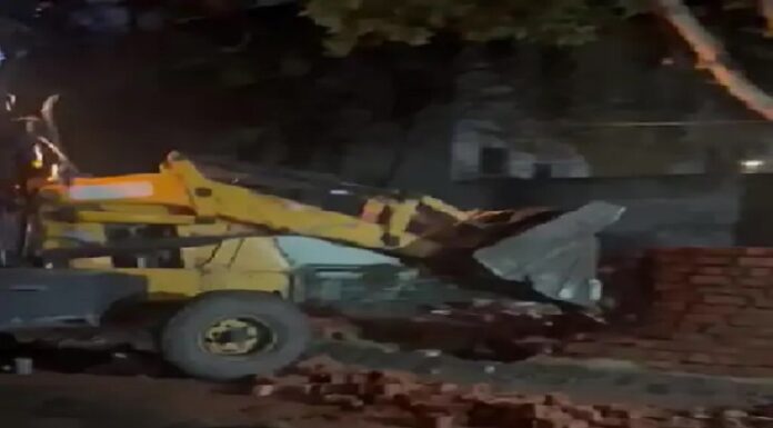 ਜਲੰਧਰ ‘ਚ ਦਰਗਾਹ ਦੀ ਕੰਧ ਢਾਹੁਣ ਨੂੰ ਲੈ ਕੇ ਹੰਗਾਮਾ, ਮੁਸਲਿਮ ਭਾਈਚਾਰੇ ਨੇ ਦਿੱਤਾ ਨਿਗਮ ਕਮਿਸ਼ਨਰ ਦੇ ਘਰ ਅੱਗੇ ਧਰਨਾ