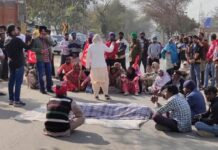 ਸੰਗਰੂਰ : ਬੱਕਰੀ ਗੁਆਚਣ ‘ਤੇ ਦੋ ਗੁੱਟਾਂ ‘ਚ ਹੋਈ ਹਿੰਸਾ ‘ਚ ਦਲਿਤ ਵਿਅਕਤੀ ਦੀ ਮੌਤ, ਪੀੜਤਾਂ ਨੇ ਇਨਸਾਫ ਲਈ ਥਾਣੇ ਮੂਹਰੀ ਰੱਖੀ ਲਾਸ਼