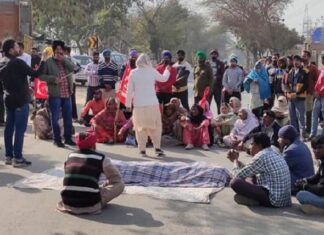 ਸੰਗਰੂਰ : ਬੱਕਰੀ ਗੁਆਚਣ ‘ਤੇ ਦੋ ਗੁੱਟਾਂ ‘ਚ ਹੋਈ ਹਿੰਸਾ ‘ਚ ਦਲਿਤ ਵਿਅਕਤੀ ਦੀ ਮੌਤ, ਪੀੜਤਾਂ ਨੇ ਇਨਸਾਫ ਲਈ ਥਾਣੇ ਮੂਹਰੀ ਰੱਖੀ ਲਾਸ਼