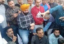 ਪੰਜਾਬ ਦੀ ਸਭ ਤੋਂ ਵੱਡੀ ਕਿਤਾਬਾਂ ਦੀ ਮਾਰਕੀਟ ਦੇ ਦੁਕਾਨਦਾਰਾਂ ਨੇ ਪੁਲਿਸ ਖਿਲਾਫ ਦਿੱਤਾ ਧਰਨਾ, ਕਮਿਸ਼ਨਰ ਨੂੰ ਸੌਂਪਣਗੇ ਦੁਕਾਨਾਂ ਦੀਆਂ ਚਾਬੀਆਂ