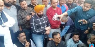 ਪੰਜਾਬ ਦੀ ਸਭ ਤੋਂ ਵੱਡੀ ਕਿਤਾਬਾਂ ਦੀ ਮਾਰਕੀਟ ਦੇ ਦੁਕਾਨਦਾਰਾਂ ਨੇ ਪੁਲਿਸ ਖਿਲਾਫ ਦਿੱਤਾ ਧਰਨਾ, ਕਮਿਸ਼ਨਰ ਨੂੰ ਸੌਂਪਣਗੇ ਦੁਕਾਨਾਂ ਦੀਆਂ ਚਾਬੀਆਂ