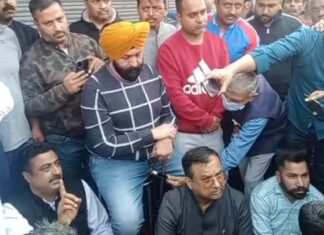 ਪੰਜਾਬ ਦੀ ਸਭ ਤੋਂ ਵੱਡੀ ਕਿਤਾਬਾਂ ਦੀ ਮਾਰਕੀਟ ਦੇ ਦੁਕਾਨਦਾਰਾਂ ਨੇ ਪੁਲਿਸ ਖਿਲਾਫ ਦਿੱਤਾ ਧਰਨਾ, ਕਮਿਸ਼ਨਰ ਨੂੰ ਸੌਂਪਣਗੇ ਦੁਕਾਨਾਂ ਦੀਆਂ ਚਾਬੀਆਂ