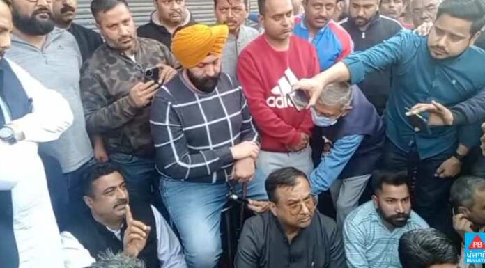 ਪੰਜਾਬ ਦੀ ਸਭ ਤੋਂ ਵੱਡੀ ਕਿਤਾਬਾਂ ਦੀ ਮਾਰਕੀਟ ਦੇ ਦੁਕਾਨਦਾਰਾਂ ਨੇ ਪੁਲਿਸ ਖਿਲਾਫ ਦਿੱਤਾ ਧਰਨਾ, ਕਮਿਸ਼ਨਰ ਨੂੰ ਸੌਂਪਣਗੇ ਦੁਕਾਨਾਂ ਦੀਆਂ ਚਾਬੀਆਂ