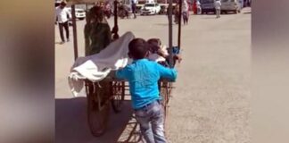 ਐਂਬੂਲੈਂਸ ਨਾ ਮਿਲਣ ‘ਤੇ ਪਤਨੀ ਤੇ 6 ਸਾਲ ਦਾ ਬੱਚਾ ਪਿਤਾ ਨੂੰ ਠੇਲੇ ‘ਤੇ ਲੈ ਗਏ ਹਸਪਤਾਲ