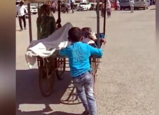 ਐਂਬੂਲੈਂਸ ਨਾ ਮਿਲਣ ‘ਤੇ ਪਤਨੀ ਤੇ 6 ਸਾਲ ਦਾ ਬੱਚਾ ਪਿਤਾ ਨੂੰ ਠੇਲੇ ‘ਤੇ ਲੈ ਗਏ ਹਸਪਤਾਲ