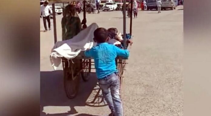 ਐਂਬੂਲੈਂਸ ਨਾ ਮਿਲਣ ‘ਤੇ ਪਤਨੀ ਤੇ 6 ਸਾਲ ਦਾ ਬੱਚਾ ਪਿਤਾ ਨੂੰ ਠੇਲੇ ‘ਤੇ ਲੈ ਗਏ ਹਸਪਤਾਲ