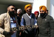 ਆਸਟ੍ਰੇਲੀਆ ਤੋਂ ਆਏ ਸਿੱਧੂ ਦੇ ਫੈਨ ਨੇ ਖਰੀਦਿਆ ‘SYL 295’ ਨੰਬਰ, ਪੁੱਤ ਲਈ ਪਿਆਰ ਵੇਖ ਬਲਕੌਰ ਸਿੰਘ ਹੋਏ ਭਾਵੁਕ