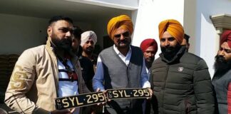 ਆਸਟ੍ਰੇਲੀਆ ਤੋਂ ਆਏ ਸਿੱਧੂ ਦੇ ਫੈਨ ਨੇ ਖਰੀਦਿਆ ‘SYL 295’ ਨੰਬਰ, ਪੁੱਤ ਲਈ ਪਿਆਰ ਵੇਖ ਬਲਕੌਰ ਸਿੰਘ ਹੋਏ ਭਾਵੁਕ