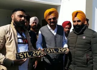 ਆਸਟ੍ਰੇਲੀਆ ਤੋਂ ਆਏ ਸਿੱਧੂ ਦੇ ਫੈਨ ਨੇ ਖਰੀਦਿਆ ‘SYL 295’ ਨੰਬਰ, ਪੁੱਤ ਲਈ ਪਿਆਰ ਵੇਖ ਬਲਕੌਰ ਸਿੰਘ ਹੋਏ ਭਾਵੁਕ
