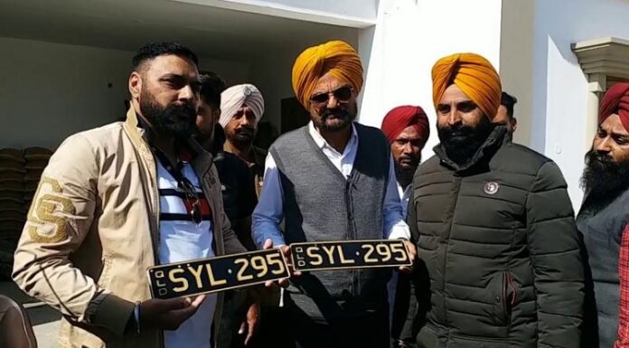 ਆਸਟ੍ਰੇਲੀਆ ਤੋਂ ਆਏ ਸਿੱਧੂ ਦੇ ਫੈਨ ਨੇ ਖਰੀਦਿਆ ‘SYL 295’ ਨੰਬਰ, ਪੁੱਤ ਲਈ ਪਿਆਰ ਵੇਖ ਬਲਕੌਰ ਸਿੰਘ ਹੋਏ ਭਾਵੁਕ