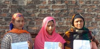 ਗੜ੍ਹਸ਼ੰਕਰ : ਮਹਿਲਾ ਨੇ ਨਿਹੰਗ ਜੇਠ ‘ਤੇ ਲਗਾਏ ਤੰਗ ਕਰਨ ਦੇ ਦੋਸ਼, ਕਿਹਾ- ਮੈਨੂੰ ਤੇ ਮੇਰੀਆਂ ਧੀਆਂ ਨੂੰ ਕੋਠੇ ‘ਤੇ ਚੜ੍ਹ ਕੇ ਕੱਢਦਾ ਹੈ ਗਾਲ੍ਹਾਂ