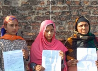 ਗੜ੍ਹਸ਼ੰਕਰ : ਮਹਿਲਾ ਨੇ ਨਿਹੰਗ ਜੇਠ ‘ਤੇ ਲਗਾਏ ਤੰਗ ਕਰਨ ਦੇ ਦੋਸ਼, ਕਿਹਾ- ਮੈਨੂੰ ਤੇ ਮੇਰੀਆਂ ਧੀਆਂ ਨੂੰ ਕੋਠੇ ‘ਤੇ ਚੜ੍ਹ ਕੇ ਕੱਢਦਾ ਹੈ ਗਾਲ੍ਹਾਂ