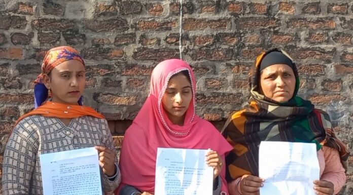 ਗੜ੍ਹਸ਼ੰਕਰ : ਮਹਿਲਾ ਨੇ ਨਿਹੰਗ ਜੇਠ ‘ਤੇ ਲਗਾਏ ਤੰਗ ਕਰਨ ਦੇ ਦੋਸ਼, ਕਿਹਾ- ਮੈਨੂੰ ਤੇ ਮੇਰੀਆਂ ਧੀਆਂ ਨੂੰ ਕੋਠੇ ‘ਤੇ ਚੜ੍ਹ ਕੇ ਕੱਢਦਾ ਹੈ ਗਾਲ੍ਹਾਂ