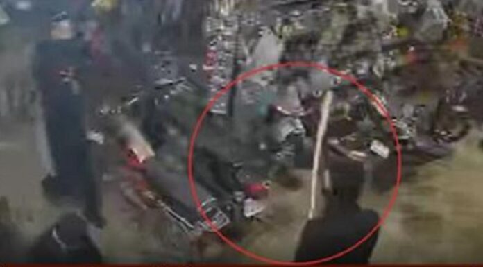 ਗੁਰਾਇਆ ’ਚ ਵੱਡੀ ਵਾਰਦਾਤ : ਦੁਕਾਨ ’ਚ ਦਾਖਲ ਹੋ ਕੇ ਤਲਵਾਰਾਂ ਨਾਲ ਮੁੰਡਾ ਵੱਢ’ਤਾ, ਗੁੱਸੇ ‘ਚ ਦੁਕਾਨਦਾਰ ਭਾਈਚਾਰੇ ਨੇ ਦੁਕਾਨਾਂ ਬੰਦ ਕਰਕੇ ਕੀਤਾ ਪ੍ਰਦਰਸ਼ਨ