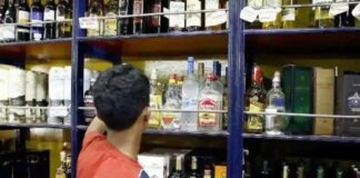 ਜਲੰਧਰ : ਕੁੜੀਆਂ ਨੂੰ ਢਾਲ ਬਣਾ ਕੇ ਵੇਚੀ ਜਾ ਰਹੀ ਹੈ ਸ਼ਰਾਬ, ਵੱਡੇ ਸਮੱਗਲਰ ਕਰ ਰਹੇ ਸ਼ਰੇਆਮ ਧੰਦਾ