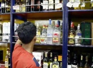 ਜਲੰਧਰ : ਕੁੜੀਆਂ ਨੂੰ ਢਾਲ ਬਣਾ ਕੇ ਵੇਚੀ ਜਾ ਰਹੀ ਹੈ ਸ਼ਰਾਬ, ਵੱਡੇ ਸਮੱਗਲਰ ਕਰ ਰਹੇ ਸ਼ਰੇਆਮ ਧੰਦਾ