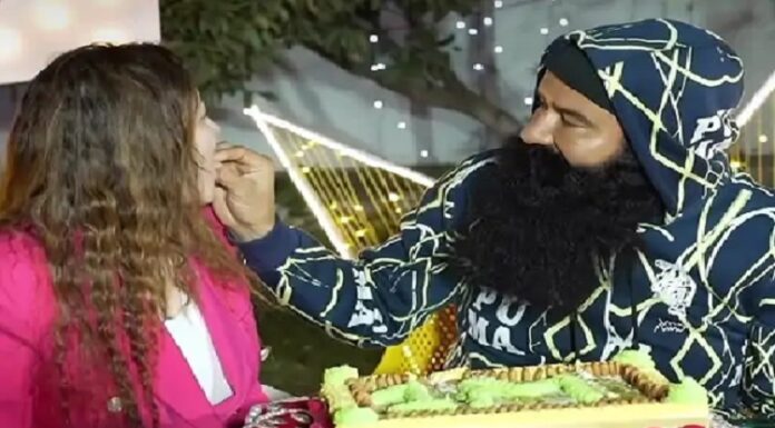 ਹਨੀ ਪ੍ਰੀਤ ਦੇ ਇੰਸਟਾਗ੍ਰਾਮ ‘ਤੇ ਹੋਏ 1 ਮਿਲੀਅਨ ਫੋਲੋਅਰ, ਖੁਸ਼ੀ ‘ਚ ਰਾਮ ਰਹੀਮ ਨਾਲ ਮਿਲ ਕੇ ਕੱਟਿਆ ਕੇਕ