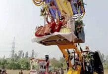 ਫੁੱਲਾਂ ਵਾਲੀ ਕਾਰ ਛੱਡ ਜੇਸੀਬੀ ‘ਤੇ ਵਿਆਹੁਣ ਗਿਆ ਲਾੜਾ, ਸੈਲਫੀਆਂ ਨਾਲ ਨਵੀਂ ਜੋੜੀ ਦਾ ਹੋਇਆ ਸੁਆਗਤ