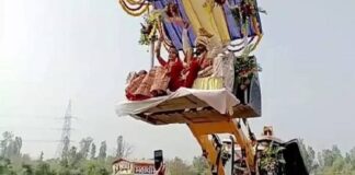 ਫੁੱਲਾਂ ਵਾਲੀ ਕਾਰ ਛੱਡ ਜੇਸੀਬੀ ‘ਤੇ ਵਿਆਹੁਣ ਗਿਆ ਲਾੜਾ, ਸੈਲਫੀਆਂ ਨਾਲ ਨਵੀਂ ਜੋੜੀ ਦਾ ਹੋਇਆ ਸੁਆਗਤ