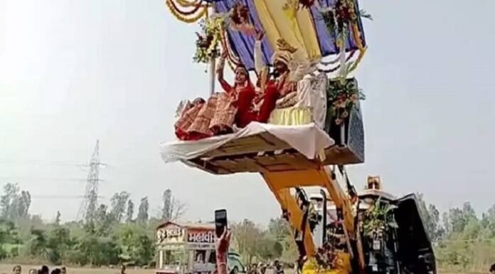 ਫੁੱਲਾਂ ਵਾਲੀ ਕਾਰ ਛੱਡ ਜੇਸੀਬੀ ‘ਤੇ ਵਿਆਹੁਣ ਗਿਆ ਲਾੜਾ, ਸੈਲਫੀਆਂ ਨਾਲ ਨਵੀਂ ਜੋੜੀ ਦਾ ਹੋਇਆ ਸੁਆਗਤ