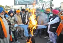 ਲਤੀਫਪੁਰਾ ਦੇ ਲੋਕਾਂ ਨੇ ਸ਼ੁਰੂ ਕੀਤੀ ਭੁੱਖ ਹੜਤਾਲ, ਕਿਹਾ- ਕਿਤੇ ਨਹੀਂ ਜਾਵਾਂਗੇ, ਇਥੇ ਹੀ ਘਰ ਬਣਾਵਾਂਗੇ