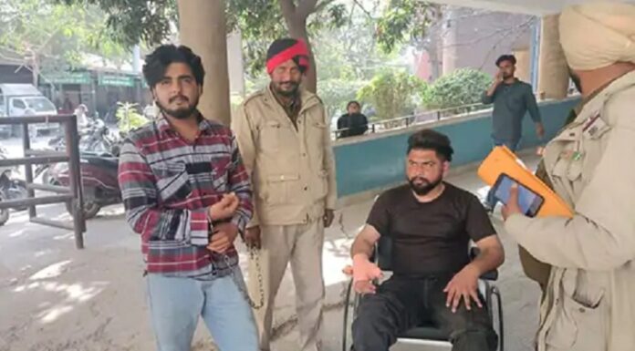 ਜਲੰਧਰ ‘ਚ ਖਾਕੀ ਦਾ ਡਰ ਖਤਮ! : ਪੁਲਿਸ ਦੇ ਸਾਹਮਣੇ ਹੀ ਸਿਵਲ ਹਸਪਤਾਲ ‘ਚ ਭਿੜੀਆਂ ਦੋ ਧਿਰਾਂ, ਇਕ-ਦੂਜੇ ਨੂੰ ਦੇਖ ਲੈਣ ਦੀਆਂ ਦਿੱਤੀਆਂ ਧਮਕੀਆਂ