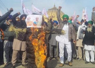ਬਜਟ ਤੋਂ ਨਿਰਾਸ਼ ਕਿਸਾਨਾਂ ਨੇ ਸਾੜਿਆ ਵਿੱਤ ਮੰਤਰੀ ਦਾ ਪੁਤਲਾ, ਕੇਂਦਰ ‘ਤੇ ਲਗਾਏ ਖੇਤੀ ਖੇਤਰ ਨੂੰ ਨਜ਼ਰਅੰਦਾਜ਼ ਕਰਨ ਦੇ ਦੋਸ਼, ਸੂਬੇ ਭਰ ‘ਚ ਪ੍ਰਦਰਸ਼ਨ