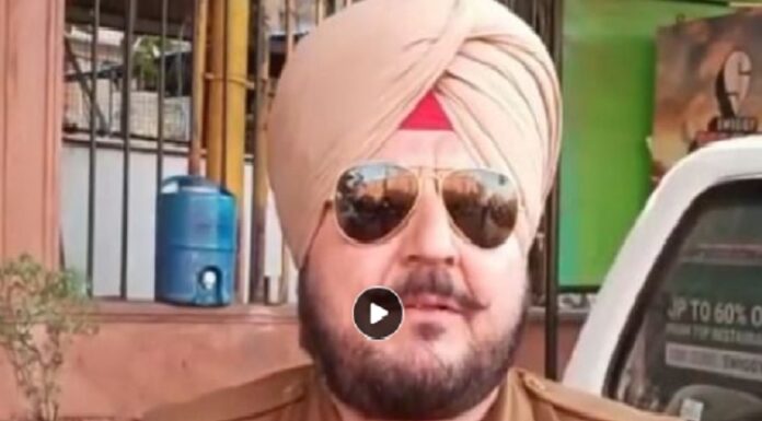 ਨਵਜੋਤ ਸਿੰਘ ਸਿੱਧੂ ਦੀ ਹਾਰ ‘ਤੇ ਲੱਡੂ ਵੰਡਣ ਵਾਲੇ ਕਾਂਸਟੇਬਲ ਨੇ ਕਮਰੇ ‘ਚ ਫਾਹ ਲੈ ਕੇ ਦਿੱਤੀ ਜਾਨ