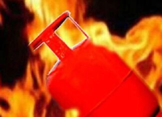 ਸਿਲੰਡਰ ਲੀਕ ਹੋਣ ਨਾਲ ‘ਚ ਲੱਗੀ ਭਿਆਨਕ ਅੱਗ, 3 ਜਣੇ ਝੁਲਸੇ