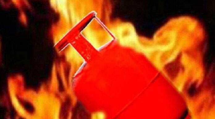 ਸਿਲੰਡਰ ਲੀਕ ਹੋਣ ਨਾਲ ‘ਚ ਲੱਗੀ ਭਿਆਨਕ ਅੱਗ, 3 ਜਣੇ ਝੁਲਸੇ