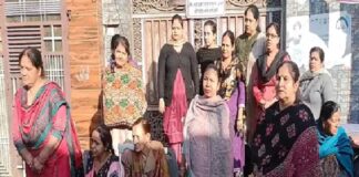 ਲੁਧਿਆਣਾ ‘ਚ ਵਿਧਾਇਕ ਤੇ ਕੌਂਸਲਰ ਲਾਪਤਾ ਦੇ ਲੱਗੇ ਪੋਸਟਰ, ਗਲੀ ਨਾ ਬਣਨ ਦੇ ਰੋਸ ਵਜੋਂ ਔਰਤਾਂ ਕੀਤਾ ਵਖਰਾ ਪ੍ਰਦਰਸ਼ਨ