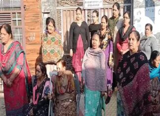 ਲੁਧਿਆਣਾ ‘ਚ ਵਿਧਾਇਕ ਤੇ ਕੌਂਸਲਰ ਲਾਪਤਾ ਦੇ ਲੱਗੇ ਪੋਸਟਰ, ਗਲੀ ਨਾ ਬਣਨ ਦੇ ਰੋਸ ਵਜੋਂ ਔਰਤਾਂ ਕੀਤਾ ਵਖਰਾ ਪ੍ਰਦਰਸ਼ਨ