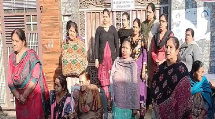 ਲੁਧਿਆਣਾ ‘ਚ ਵਿਧਾਇਕ ਤੇ ਕੌਂਸਲਰ ਲਾਪਤਾ ਦੇ ਲੱਗੇ ਪੋਸਟਰ, ਗਲੀ ਨਾ ਬਣਨ ਦੇ ਰੋਸ ਵਜੋਂ ਔਰਤਾਂ ਕੀਤਾ ਵਖਰਾ ਪ੍ਰਦਰਸ਼ਨ