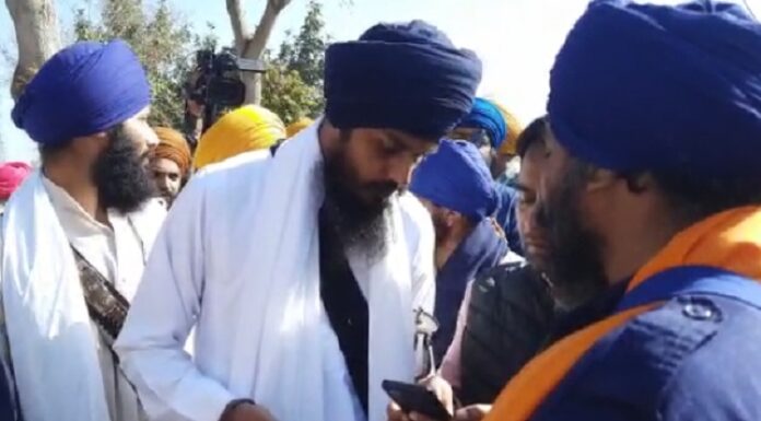 ਅਜਨਾਲਾ ‘ਚ ਪ੍ਰਦਰਸ਼ਨ ਕਰਨ ਲਈ ਅੰਮ੍ਰਿਤਪਾਲ ਸਾਥੀਆਂ ਦੇ ਕਾਫਲੇ ਨਾਲ ਹੋਏ ਰਵਾਨਾ