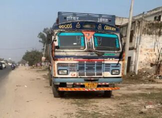 ਕਪੂਰਥਲਾ ‘ਚ ਟਰੱਕ ਨੇ ਬਾਈਕ ਸਵਾਰ 3 ਨੌਜਵਾਨਾਂ ਨੂੰ ਕੁਚਲਿਆ, ਇਕ ਦਾ ਹੱਥ ਸਰੀਰ ਤੋਂ ਵੱਖ, ਦੂਜੇ ਦੀ ਟੁੱਟੀ ਲੱਤ