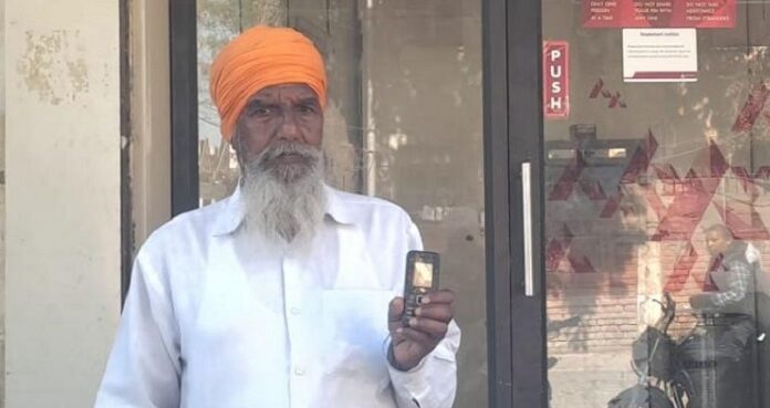 ਨੌਸਰਬਾਜ਼ਾਂ ਨੇ ਮਦਦ ਦੇ ਨਾਂ ‘ਤੇ ਬਜ਼ੁਰਗ ਦਾ ਬਦਲਿਆ ATM, 49 ਹਜ਼ਾਰ ਦਾ ਲਗਾ ਗਏ ਚੂਨਾ, ਪਤਨੀ ਦੇ ਇਲਾਜ ਲਈ ਕਢਵਾਉਣ ਆਇਆ ਸੀ ਪੈਸੇ ਪੀੜਤ