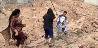 ਜ਼ੀਰਕਪੁਰ : ਪਲਾਟ ਵੇਚਣ ਦੇ ਵਿਰੋਧ ‘ਚ ਧਰਨੇ ‘ਤੇ ਬੈਠੀਆਂ ਔਰਤਾਂ ‘ਤੇ ਕਾਲੋਨਾਈਜ਼ਰ ਦੀ ਪਤਨੀ ਤੇ ਬੇਟੀ ਨੇ ਚੜ੍ਹਾਈ ਕਾਰ, ਇਕ ਦੀ ਕੁਚਲੀ ਗਈ ਲੱਤ