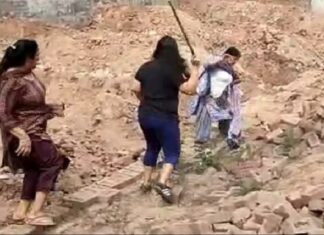 ਜ਼ੀਰਕਪੁਰ : ਪਲਾਟ ਵੇਚਣ ਦੇ ਵਿਰੋਧ ‘ਚ ਧਰਨੇ ‘ਤੇ ਬੈਠੀਆਂ ਔਰਤਾਂ ‘ਤੇ ਕਾਲੋਨਾਈਜ਼ਰ ਦੀ ਪਤਨੀ ਤੇ ਬੇਟੀ ਨੇ ਚੜ੍ਹਾਈ ਕਾਰ, ਇਕ ਦੀ ਕੁਚਲੀ ਗਈ ਲੱਤ