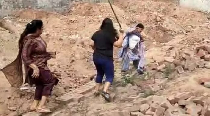 ਜ਼ੀਰਕਪੁਰ : ਪਲਾਟ ਵੇਚਣ ਦੇ ਵਿਰੋਧ ‘ਚ ਧਰਨੇ ‘ਤੇ ਬੈਠੀਆਂ ਔਰਤਾਂ ‘ਤੇ ਕਾਲੋਨਾਈਜ਼ਰ ਦੀ ਪਤਨੀ ਤੇ ਬੇਟੀ ਨੇ ਚੜ੍ਹਾਈ ਕਾਰ, ਇਕ ਦੀ ਕੁਚਲੀ ਗਈ ਲੱਤ