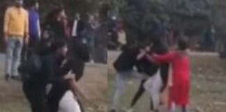 ਰੋਜ਼ ਡੇਅ ਨੇ ਪਾਇਆ ਪੁਆੜਾ : ਪੱਕੀਆਂ ਸਹੇਲੀਆਂ ਨੇ ਪੁੱਟੇ ਇਕ ਦੂਜੇ ਦੇ ਵਾਲ਼, ਇੱਟਾਂ ਵੀ ਚੱਲੀਆਂ, ਵੀਡੀਓ ਵਾਇਰਲ