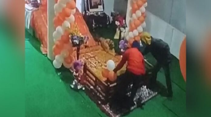 ਚੋਰਾਂ ਨੇ ਰੱਬ ਦਾ ਘਰ ਵੀ ਨਹੀਂ ਬਖਸ਼ਿਆ, ਲੁਧਿਆਣਾ ਦੇ ਗੁਰੂਘਰ ‘ਚੋਂ ਗੋਲਕ ਲੈ ਗਏ ਚੋਰ, CCTV ‘ਚ ਕੈਦ