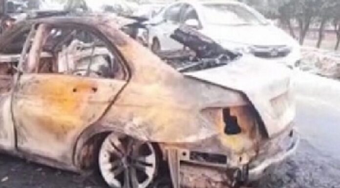 ਭਿਆਨਕ ਹਾਦਸੇ ਪਿੱਛੋਂ ਮਰਸੀਡੀਜ਼ ਨੂੰ ਲੱਗੀ ਅੱਗ, ਜ਼ਿੰਦਾ ਸੜਿਆ ਡਰਾਈਵਰ